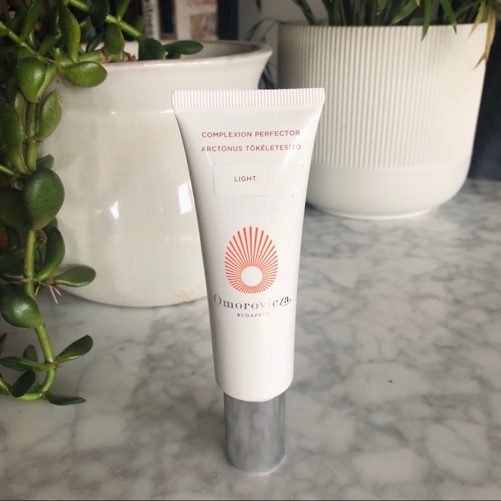 Omorovicza Complexion Perfector in LIGHT